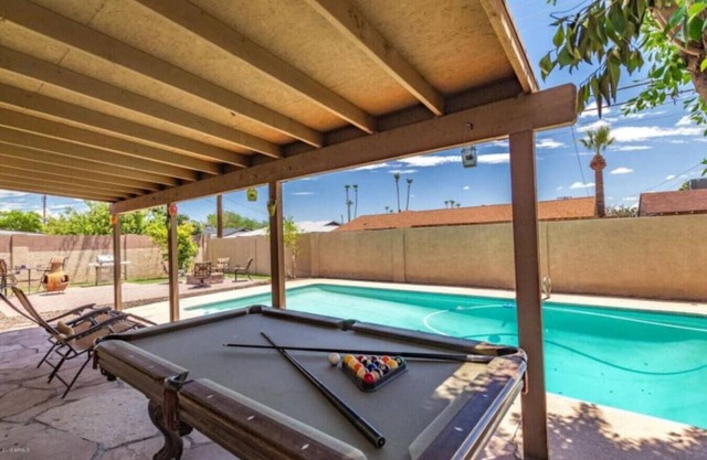 ¡Espacio y comodidad con piscina privada y patio trasero que incluyen fogata y mesa de billar!