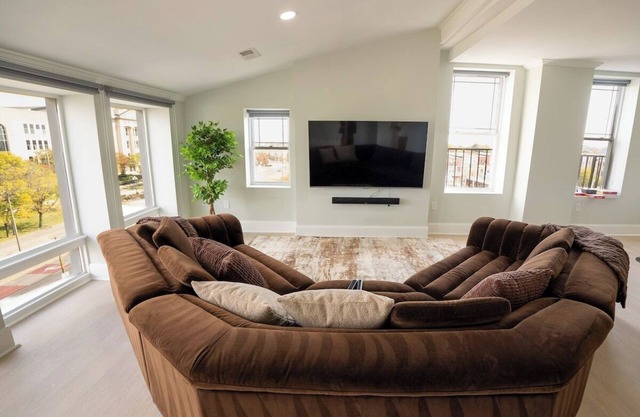 Spacious PennStation Downtown Penthouse W/ Parking