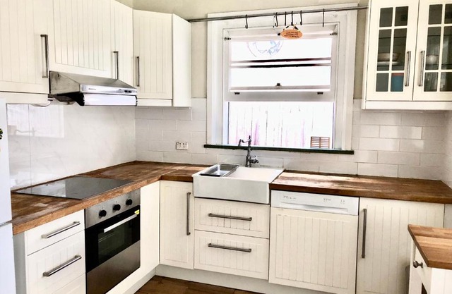 Spacious private room study room attached minutes away from Eastwood