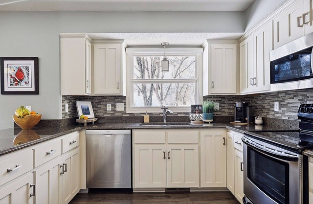 Spacious retreat close to Wayzata, Lake Minnetonka and outdoor trails.
