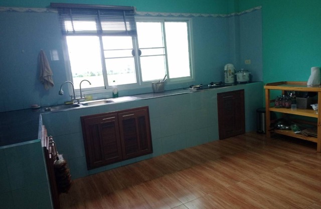 Spacious and private 4-bedroom riverside house with WiFi, AC