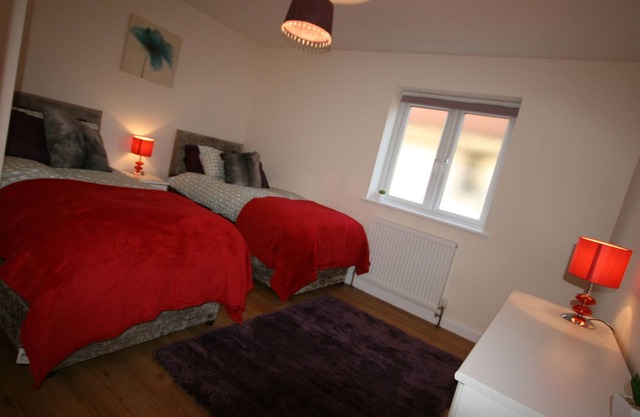 AMPLIO APARTAMENTO CON SERVICIO 2 DORMITORIOS Y 2 BAÑOS EN EL CORAZÓN DE AYLESBURY.