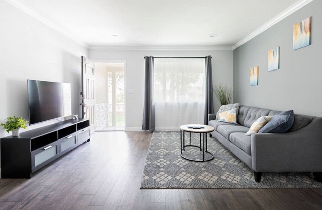 Spacious Sleek New Home in Azusa w/ 2 King Beds, 2 Luxurious Baths, Full Kitchen, and Gated Parking Spot.