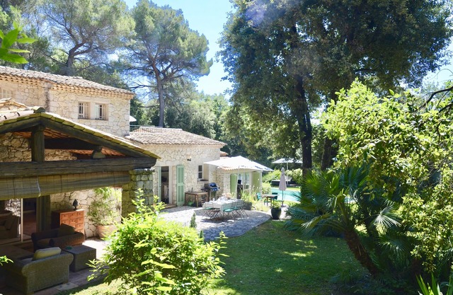 Espaciosa villa de piedra con piscina, capacidad para 10 personas, 4 habitaciones con baño privado, aire acondicionado.