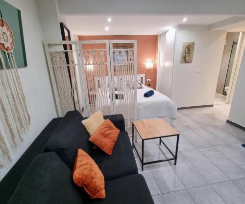 Spacious studio full of charm, recently updated