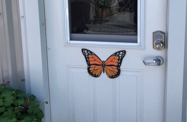 Amplio estudio en la zona vinícola de Sonoma se encuentra con un jardín tranquilo