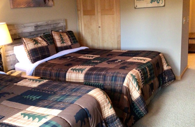 Spacious Studio w/ 2 Queen Beds – Northernaire Resort Getaway in Three Lakes, WI