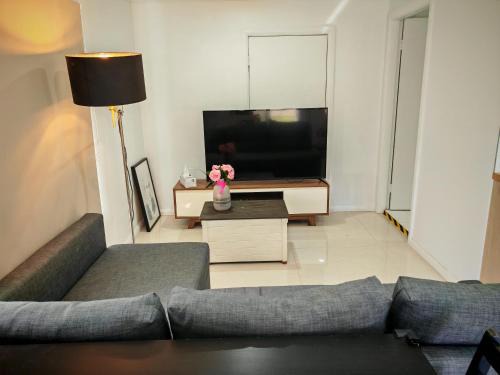 Spacious Studio with Garden close 2train&Westfield