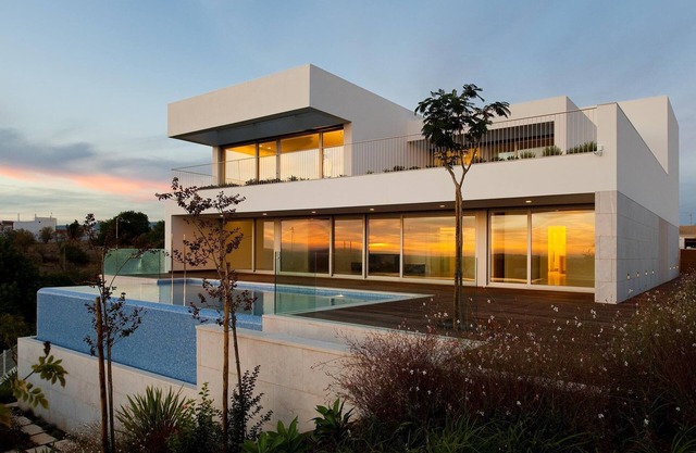 Amplia villa al atardecer con vistas impresionantes