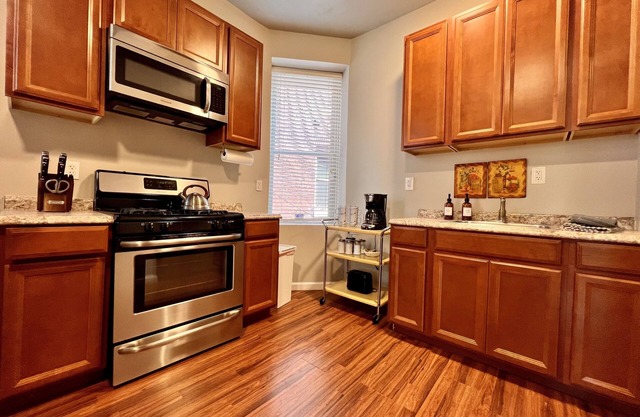 Spacious Tower Grove Pet Friendly 2 Bedroom - 4 Miles to SLU & Barnes