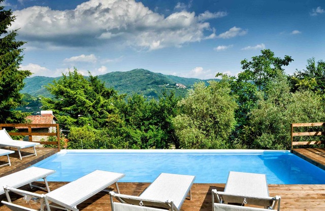 Amplia villa con hermosa vista a una piscina privada en un gran jardín.
