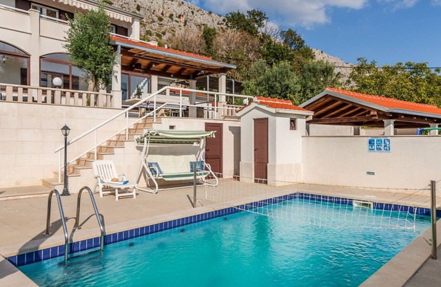 Amplia villa con piscina privada, jardín y una impresionante vista al mar
