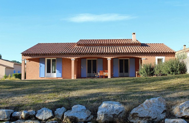 Amplia villa con piscina compartida en Pierrevert junto al Golf du Luberon.