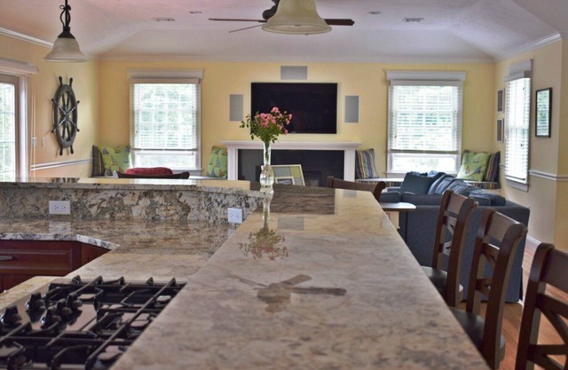 Amplio y nuevo Wellfleet Home en 1 1/2 acres ~ Pasos hacia la bahía ~ Walk to town