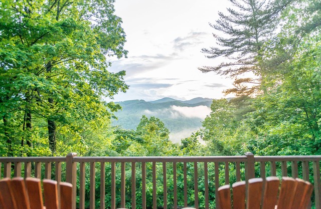Spacious Wooden Cabin, WiFi, Hot Tub, Close to Walking Trails, Fireplace