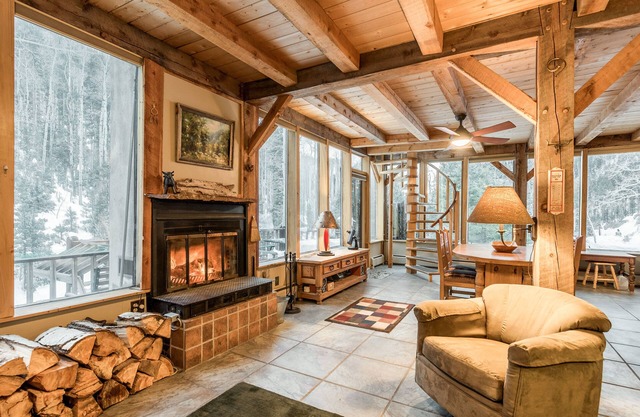 Spalding chalet: Serene haven w/ creek access and close to ski lift