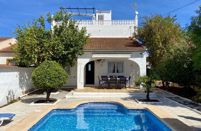 Villa tradicional española con piscina privada ubicada en Los Balcones