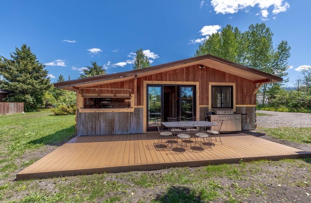 Spectacular Cabins on Gallatin River!
