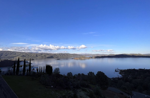 Hermoso lago casa de vacaciones visión
