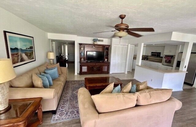 Espectacular condominio de Pelican Bay con todas las comodidades de Pelican Bay !!