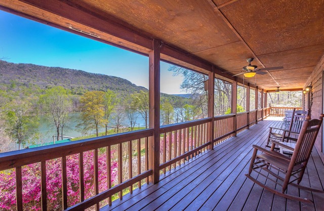 Río y Vista de la montaña Logia en la garganta del río TN fuera de Chattanooga