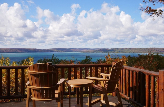 ¡Nuevo listado! Glen Lake cumbre superior de la cabina w / vistas panorámicas al lago