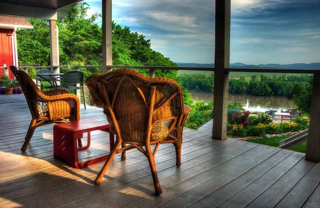 Spirit Hill Guest House y jardines con impresionantes vistas del río Missouri