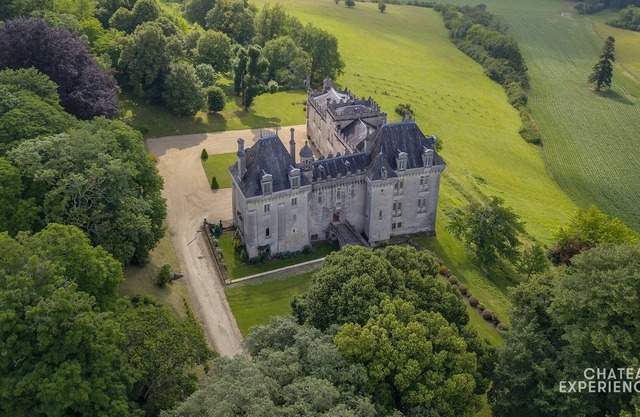 Espléndido castillo del siglo 14 con piscina en el suroeste de Francia.