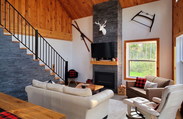 Magnificent Chalet on the banks of the Mékinac & SPA & Foyer