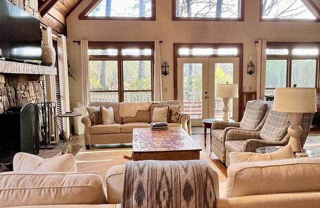 Splendid Lake Toxaway home on golf course - golf cart/walk to Marina in minutes!