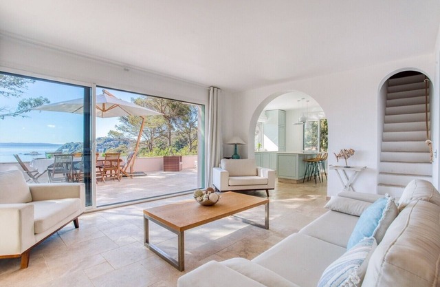 Espléndida villa junto al mar con impresionantes vistas.