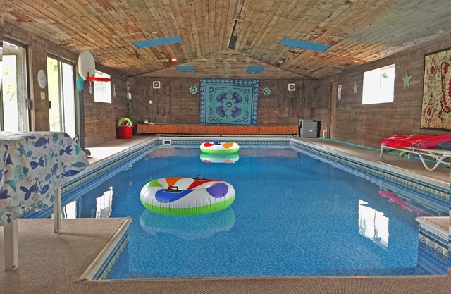 Casa de la piscina cubierta completamente surtida