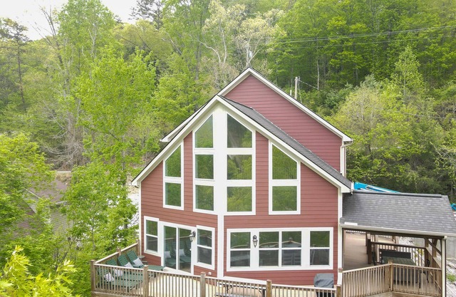 Spring Lily Retreat - Spacious, Lakefront, Hot Tub, Private Dock, Peaceful Cove!