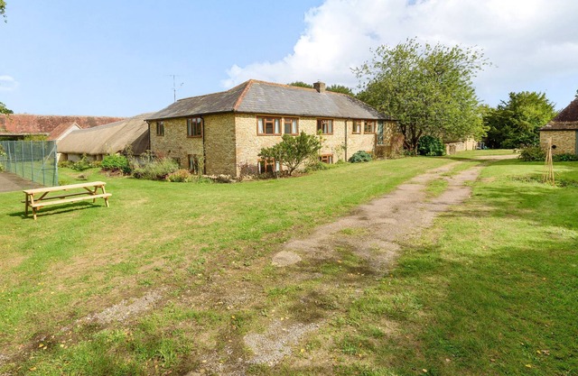 Stable House - Stable House is a stylish and generous ham stone property