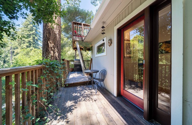 Stairway to Treetop Heaven- Lower 1bd w/ private hot tub and deck!
