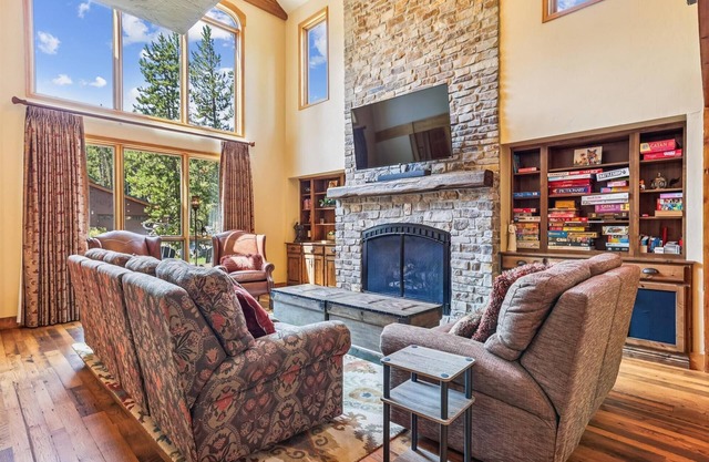 Stay at Friendly Fox Chalet, a large pet friendly home in a great location.