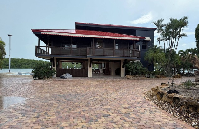 Stay at the Pirate House conveniently located on Snake Creek in Venetian Shores