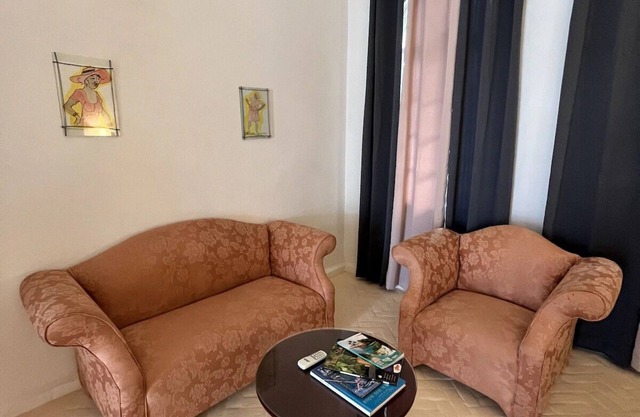 Stay Close to Winnifred Beach & Bikini Beach! 2 King Suites w/ Free Breakfast!