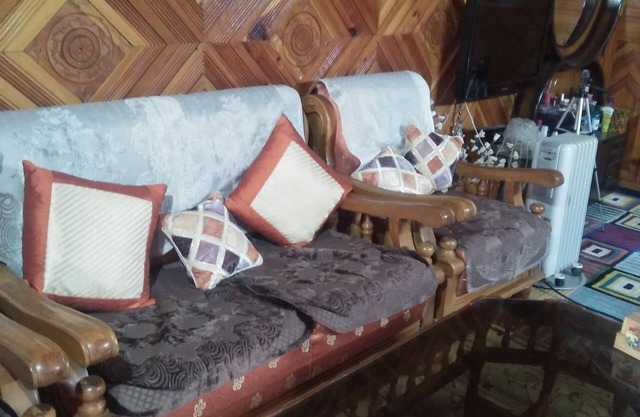 Quédese en casa y comida en Naggar