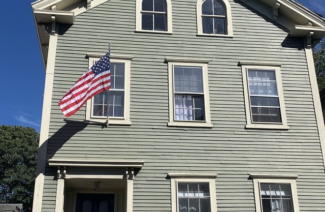 STAY IN THE HEART OF NEWPORT!!