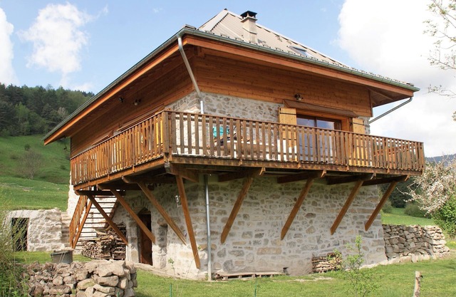 La vida en las montañas en una granja restaurada