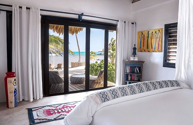 Stay on the Beach in North Ambergris Caye! Beautiful Cabana, Pool, Parking!
