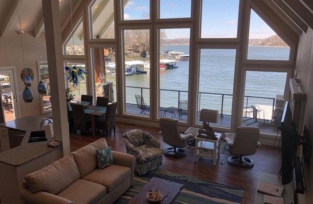 ¡El otoño es un momento hermoso en los Ozarks! 4 bds / 3 ba- frente al lago + muelle-duerme 10