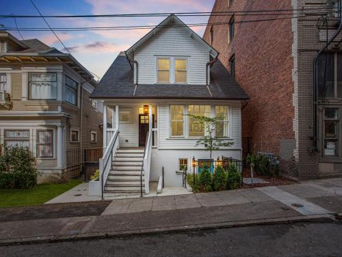 Stay Portland - Sophisticated 2BR - Prime NW 23rd Location