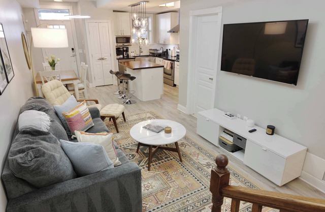 Stellar Stay Near Metro + Parking
