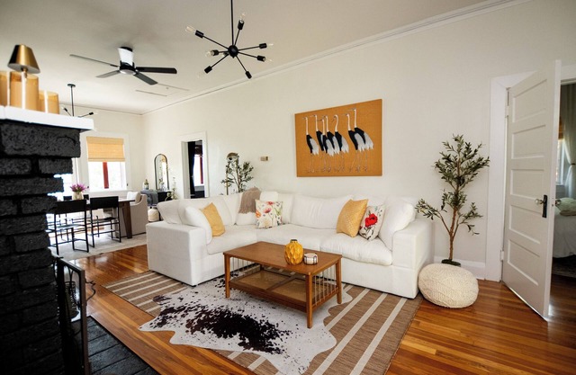 This house is a 3 bedroom(s), 2 bathrooms, located in Tampa, FL.