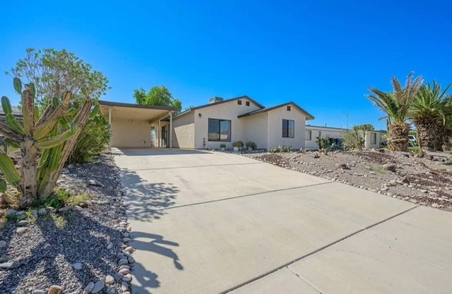 Steps away from the River, very quiet neighborhood,