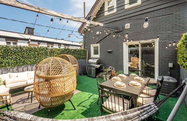 Steps from Beach. GorgeousModern 2bdr loft & patio