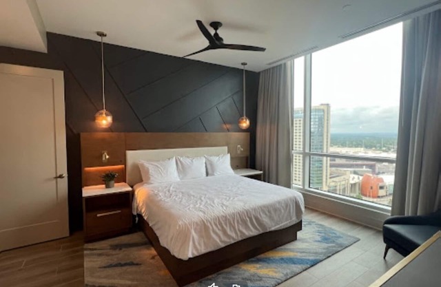 Steps from Centennial Park. Atl Studio, beautiful views. Downtown fun awaits!