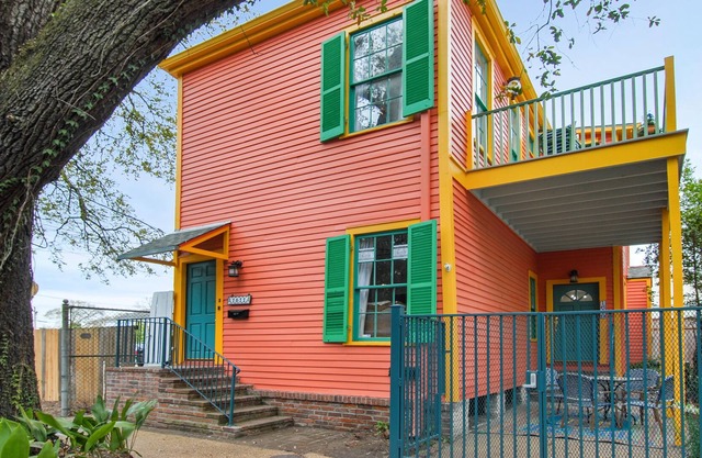 Pasos de St. Charles Avenue! ¡Reserve ambos Chez Delachaise № 1 y № 2!